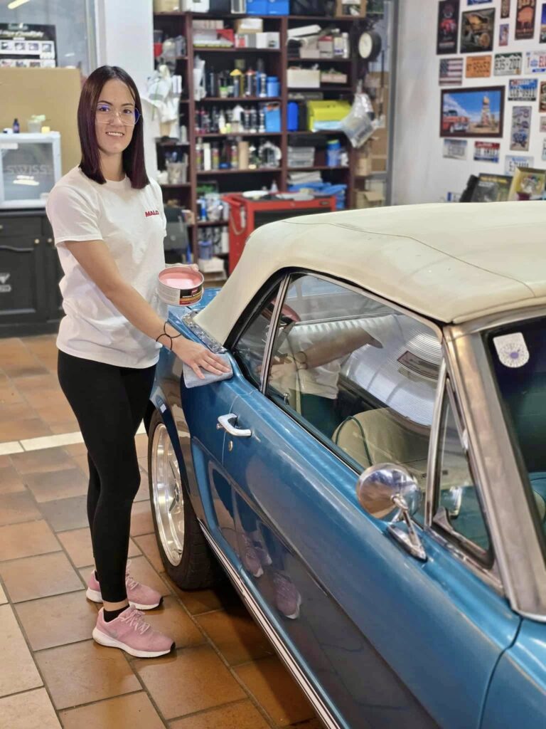 Kézi autókozmetikai munka az AutoArt Autókozmetika műhelyében