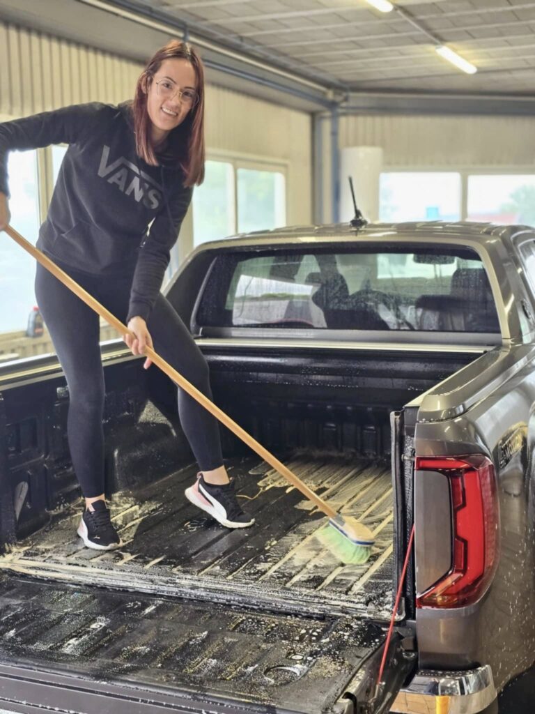 Autókozmetikai munka részlete az AutoArt Autókozmetika műhelyében