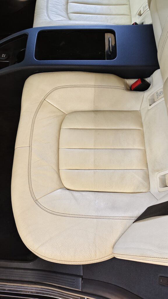 világos autóülés tisztítás után, teljeskörű belső kozmetika