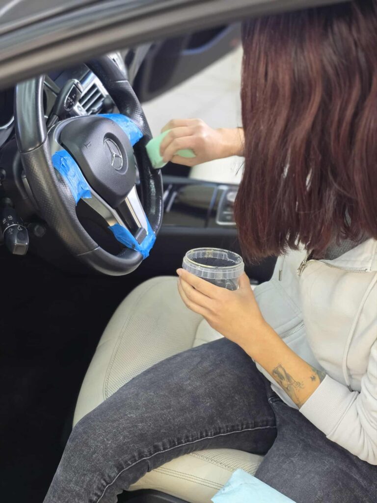 Bőrfestési munka folyamat közben az AutoArt Autókozmetikában Körmenden