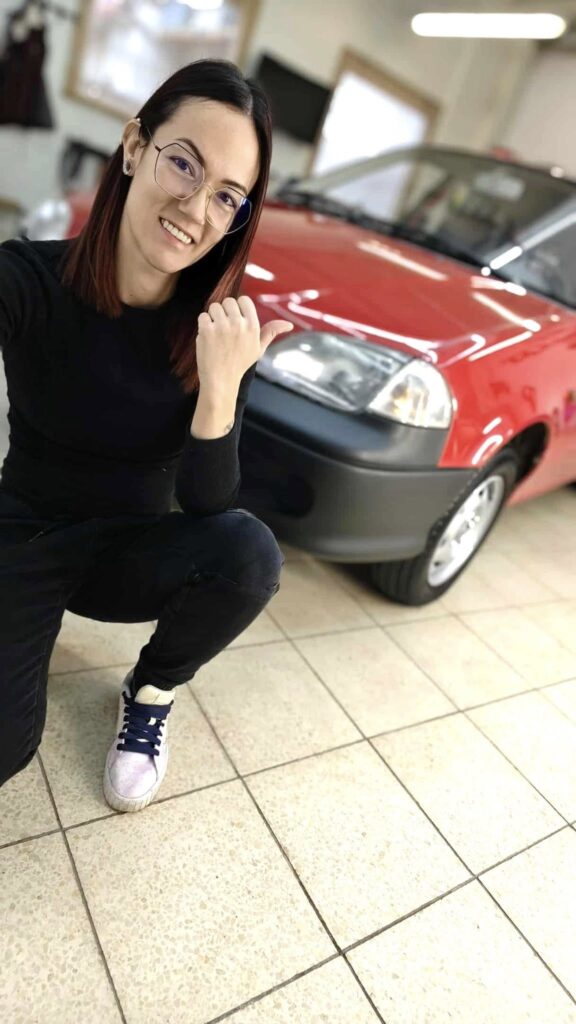 AutoArt Autókozmetika tulajdonosa munka közben egy elkészült autónál