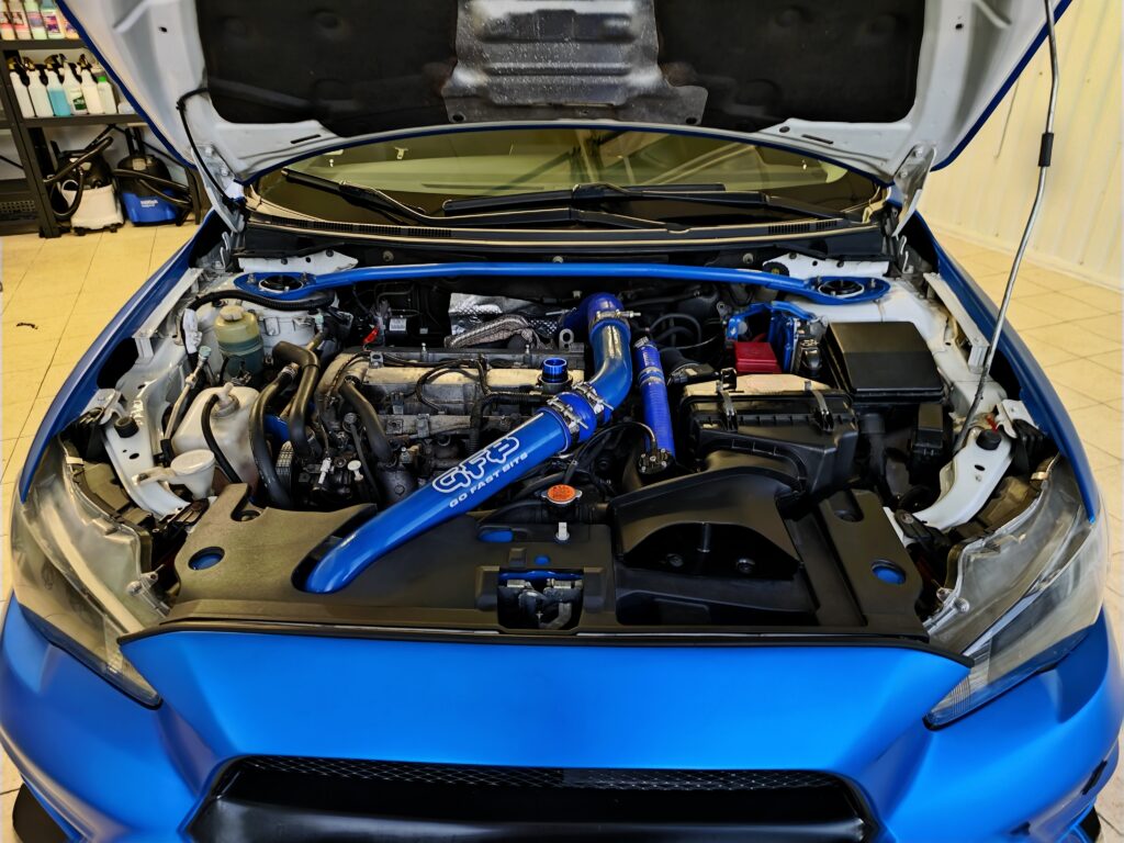 Letisztított és rendezett autó motortér motortér kozmetika után